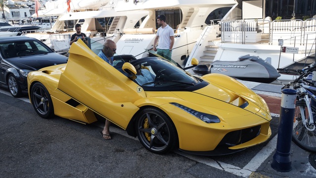 Xuống phố cùng Ferrari LaFerrari mui trần màu vàng rực 45 tỷ Đồng