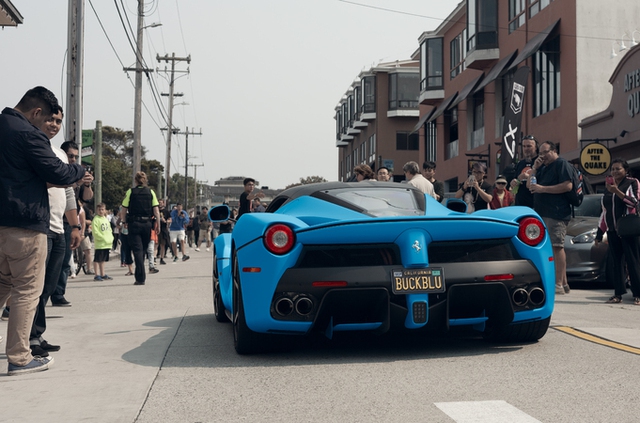 Gặp gỡ Ferrari LaFerrari màu xanh Lemans nổi bần bật trên phố - Ảnh 7.
