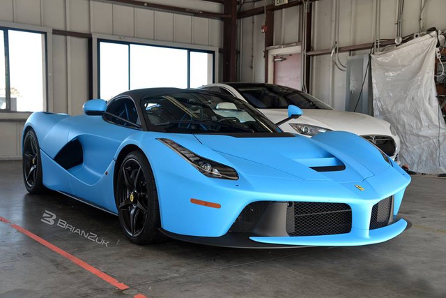 Gặp gỡ Ferrari LaFerrari màu xanh Lemans nổi bần bật trên phố - Ảnh 6. Gặp gỡ Ferrari LaFerrari màu xanh Lemans nổi bần bật trên phố - Ảnh 6.