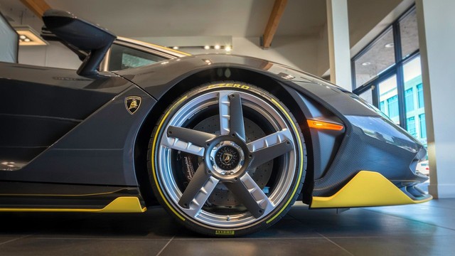 Cận cảnh Lamborghini Centenario mui trần 2 triệu USD đầu tiên được bàn giao cho khách hàng - Ảnh 8.