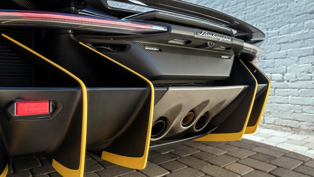 Cận cảnh Lamborghini Centenario mui trần 2 triệu USD đầu tiên được bàn giao cho khách hàng - Ảnh 11.