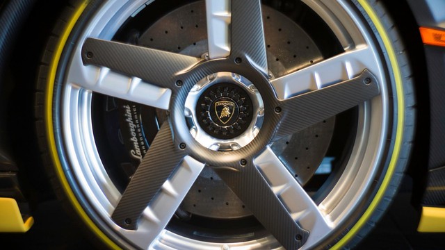 Cận cảnh Lamborghini Centenario mui trần 2 triệu USD đầu tiên được bàn giao cho khách hàng - Ảnh 6.
