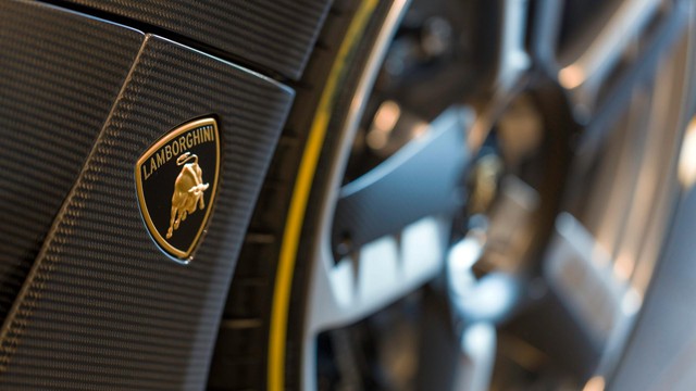 Cận cảnh Lamborghini Centenario mui trần 2 triệu USD đầu tiên được bàn giao cho khách hàng - Ảnh 9.