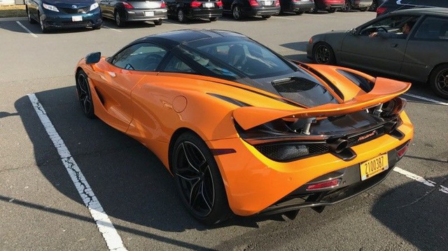 Lần đầu tiên bắt gặp siêu xe McLaren 720S trên đường phố
