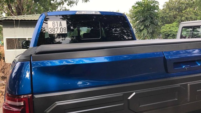 "Khủng long" Ford F-150 Raptor 2017 của tay chơi Bình Dương ra biển trắng