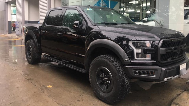 "Khủng long" Ford F-150 Raptor 2017 đầu tiên tại Việt Nam ra biển trắng