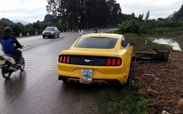 Hải Phòng: Mát ga, Ford Mustang húc đổ biển báo giao thông - Ảnh 3.