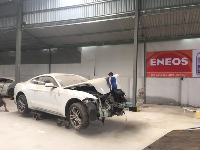 Sau tai nạn nghiêm trọng tại Huế, chiếc Ford Mustang làm bạn với bụi tại garage Sài thành - Ảnh 3.