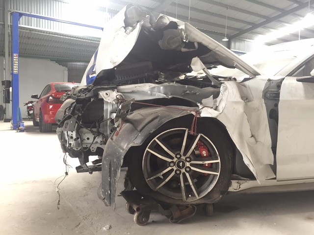 Sau tai nạn nghiêm trọng tại Huế, chiếc Ford Mustang làm bạn với bụi tại garage Sài thành - Ảnh 4.