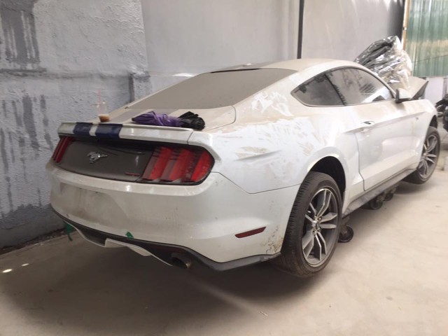 Sau tai nạn nghiêm trọng tại Huế, chiếc Ford Mustang làm bạn với bụi tại garage Sài thành - Ảnh 5.