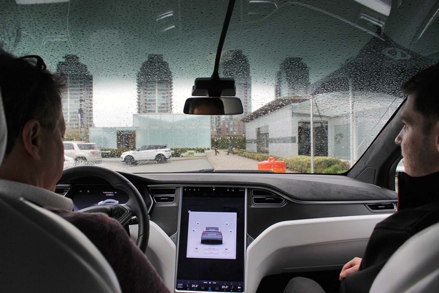 Chiều khách, Tesla đưa tính năng gặt nước tự động lên xe điện - Ảnh 1.