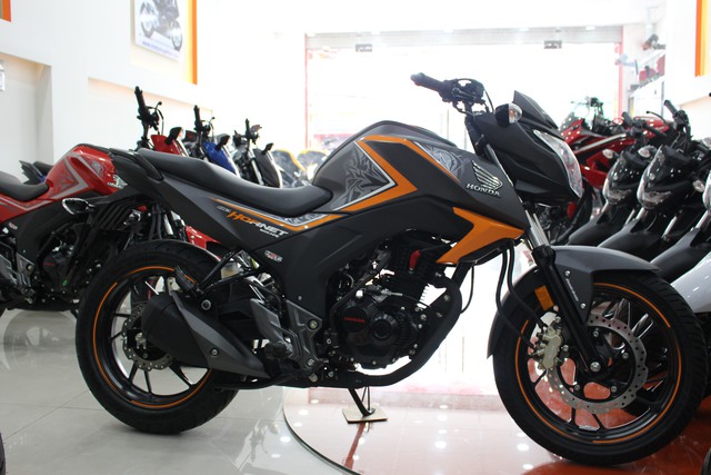 Honda CB Hornet 160R 2017 cập bến Việt Nam, giá từ 73 triệu Đồng - Ảnh 4. Honda CB Hornet 160R 2017 cập bến Việt Nam, giá từ 73 triệu Đồng - Ảnh 4.