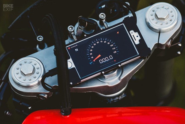 Honda CB600F dùng iPhone làm đồng hồ, độ theo phong cách Ferrari - Ảnh 4.