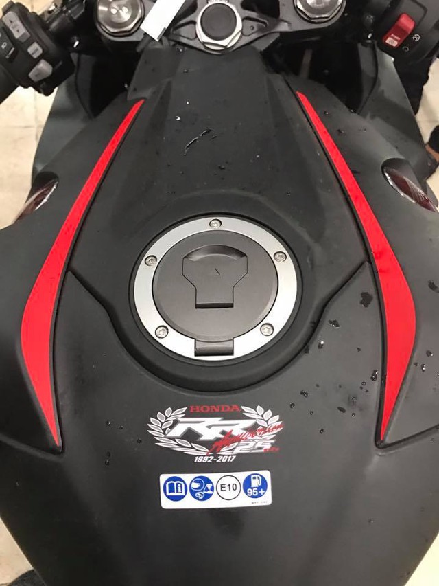 Siêu mô tô Honda CBR1000RR 2017 đầu tiên cập bến Việt Nam - Ảnh 10.