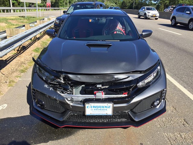 Honda Civic Type R 2017 gặp nạn trên đường từ đại lý về nhà mới - Ảnh 1.