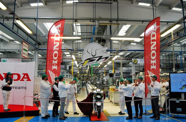 Nhà máy Honda Ý xuất xưởng chiếc xe ga SH thứ 1 triệu - Ảnh 1.