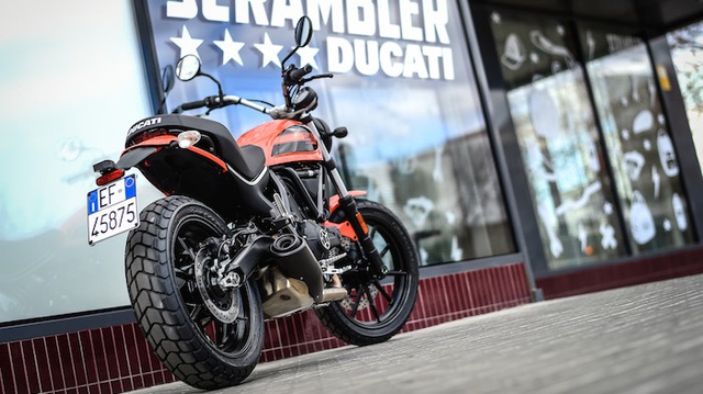 Sức hút “khó cưỡng” của Ducati Scrambler Sixty2 khiến đàn ông Hà thành không thể làm ngơ