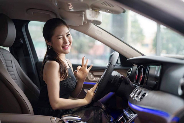 Nữ ca sĩ Hương Tràm tậu Mercedes-Benz E-Class 2017 trị giá 2,1 tỷ Đồng - Ảnh 2.