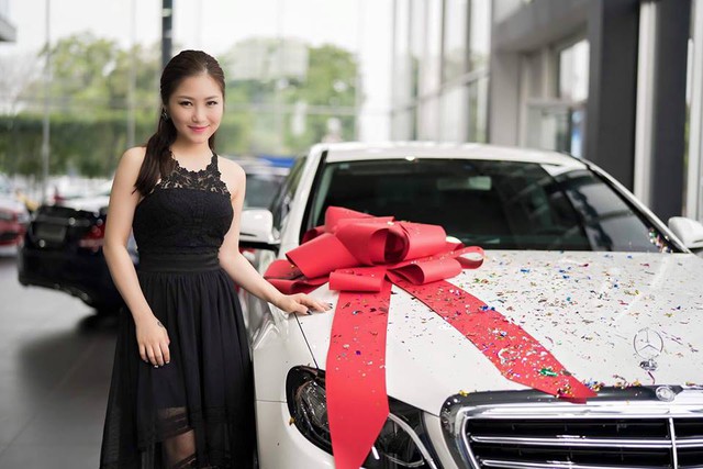 Nữ ca sĩ Hương Tràm tậu Mercedes-Benz E-Class 2017 trị giá 2,1 tỷ Đồng - Ảnh 1. Nữ ca sĩ Hương Tràm tậu Mercedes-Benz E-Class 2017 trị giá 2,1 tỷ Đồng - Ảnh 1.