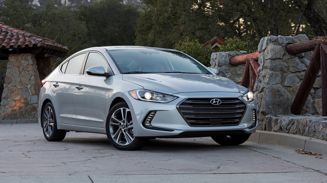 Hyundai Elantra 2018 ra mắt với trang bị tốt hơn