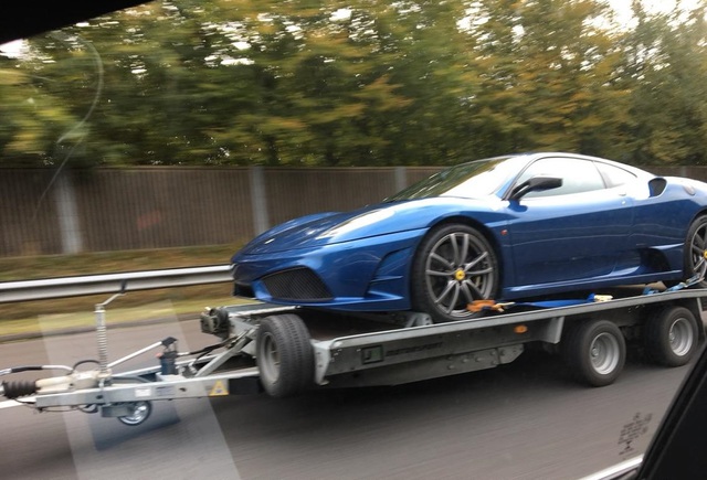 Dùng xe sang Porsche Panamera để kéo siêu ngựa Ferrari 430 Scuderia: Chỉ có thể là nhà giàu - Ảnh 3.