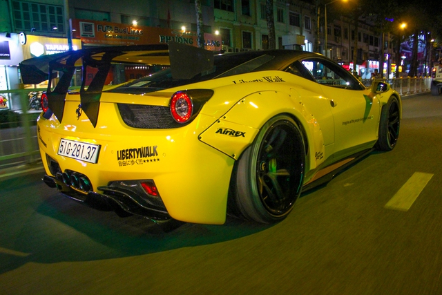 Cận cảnh siêu phẩm Ferrari 458 Italia độ Liberty Walk đầu tiên tại Việt Nam - Ảnh 10. Cận cảnh siêu phẩm Ferrari 458 Italia độ Liberty Walk đầu tiên tại Việt Nam - Ảnh 10.