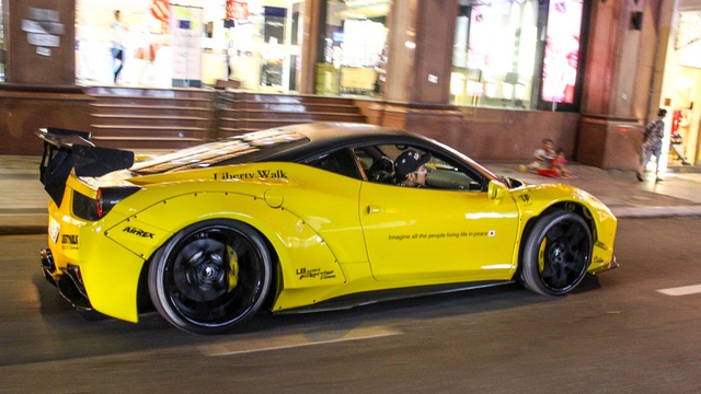 Cận cảnh "siêu phẩm" Ferrari 458 Italia độ Liberty Walk đầu tiên tại Việt Nam