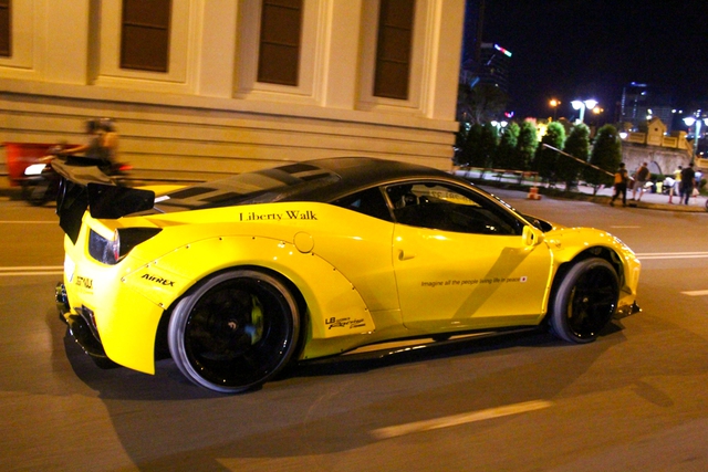Cận cảnh siêu phẩm Ferrari 458 Italia độ Liberty Walk đầu tiên tại Việt Nam - Ảnh 6. Cận cảnh siêu phẩm Ferrari 458 Italia độ Liberty Walk đầu tiên tại Việt Nam - Ảnh 6.