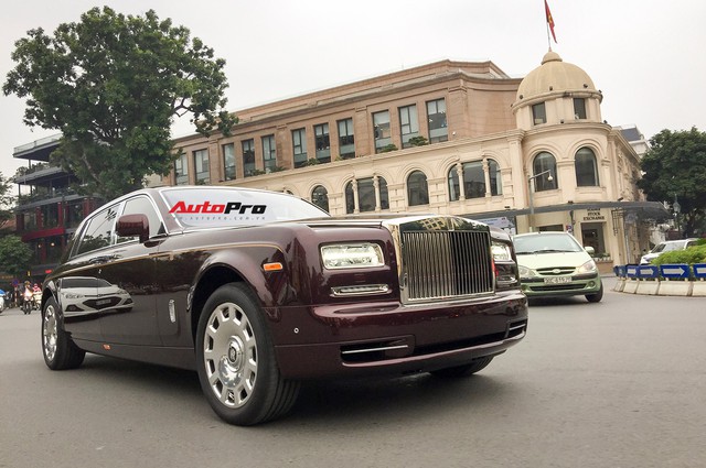 [Cực hot] Rolls-Royce Phantom “Hòa Bình & Vinh Quang” lần đầu lăn bánh tại Hà Nội - Ảnh 1.