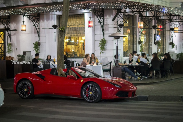 Ngựa chồm Ferrari 488 Spider màu đỏ dạo phố cuối tuần - Ảnh 1.