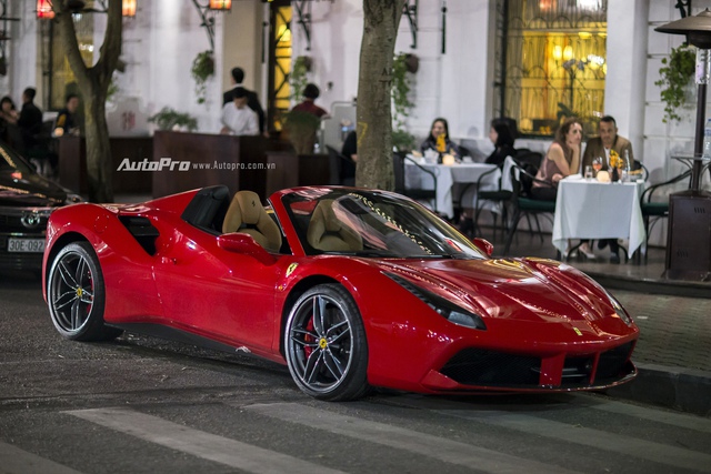 Ngựa chồm Ferrari 488 Spider màu đỏ dạo phố cuối tuần - Ảnh 2.
