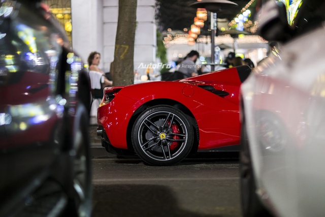 Ngựa chồm Ferrari 488 Spider màu đỏ dạo phố cuối tuần - Ảnh 4.