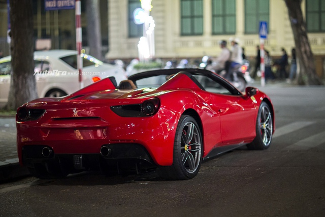 Ngựa chồm Ferrari 488 Spider màu đỏ dạo phố cuối tuần - Ảnh 5.