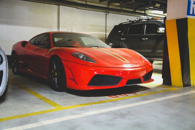 Bắt gặp Ferrari 430 Scuderia từng thuộc sở hữu Dũng mặt sắt làm bạn với bụi trong hầm đỗ xe - Ảnh 1.