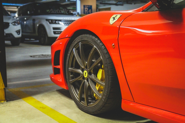 Bắt gặp Ferrari 430 Scuderia từng thuộc sở hữu Dũng mặt sắt làm bạn với bụi trong hầm đỗ xe - Ảnh 9. Bắt gặp Ferrari 430 Scuderia từng thuộc sở hữu Dũng mặt sắt làm bạn với bụi trong hầm đỗ xe - Ảnh 9.