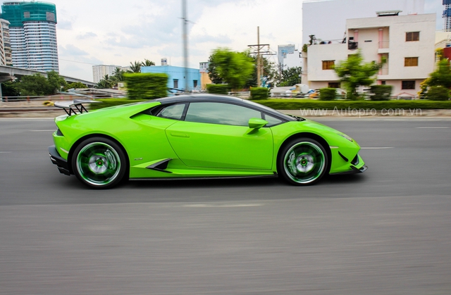 Siêu xe Lamborghini Huracan xanh cốm của đại gia kín tiếng Sài thành độ khủng - Ảnh 12.