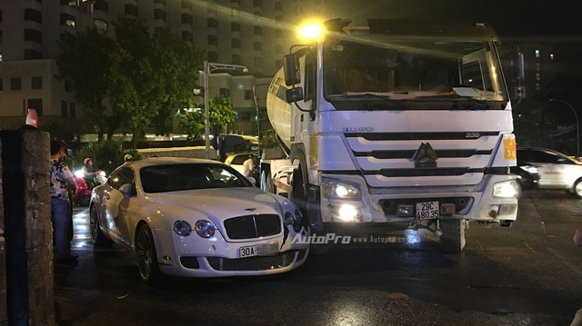 Hà Nội: Va chạm với xe bồn, Bentley Continental GT Speed vỡ đầu