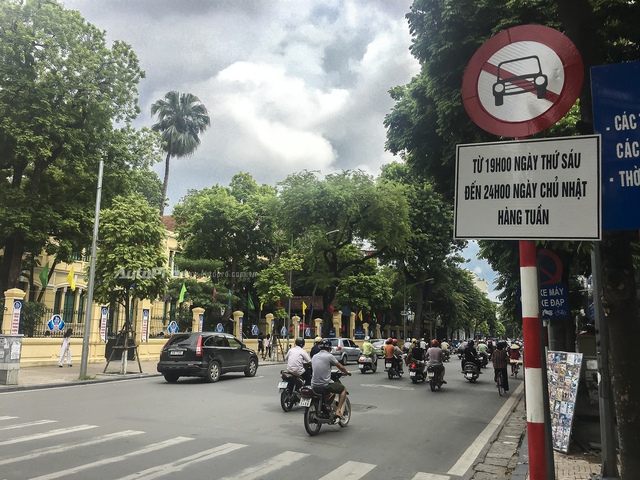 Chú ý biển báo để không bị phạt đến 1,2 triệu khi đi chơi phố đi bộ Hà Nội dịp cuối tuần - Ảnh 1.