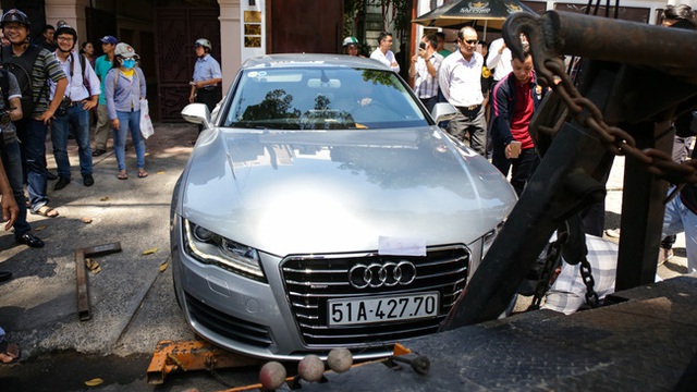 Xem cảnh xe sang Audi A7 của Hoa hậu Thu Hoài bị cẩu về phường vì lấn chiếm vỉa hè