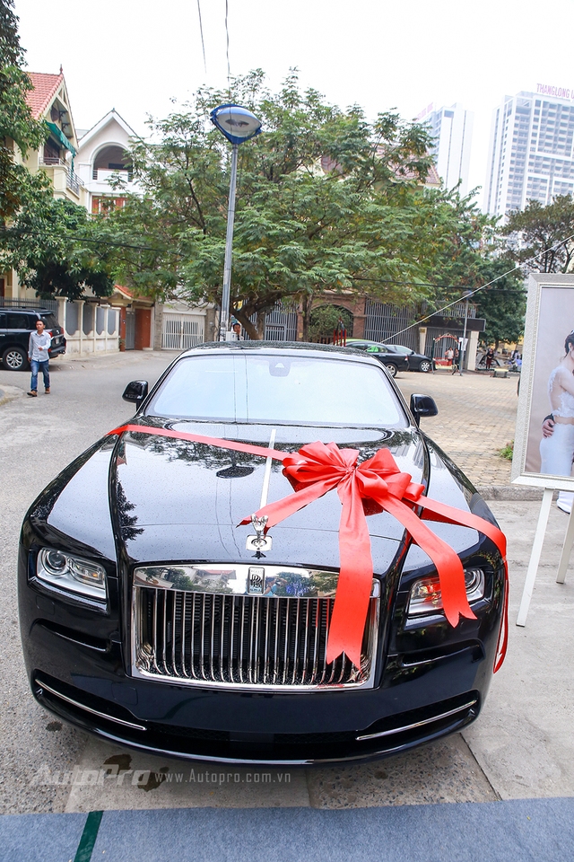 Cận cảnh Rolls-Royce Wraith quà cưới của Hoa hậu Bản sắc Việt Thu Ngân - Ảnh 1.