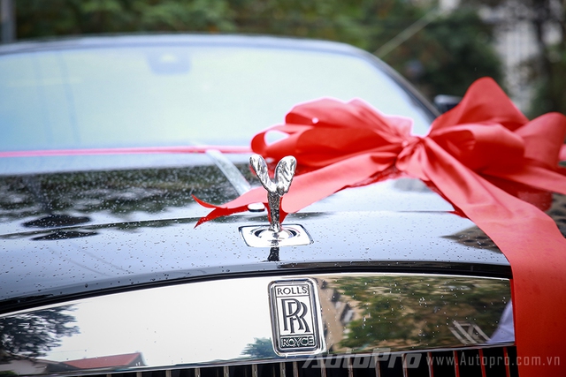 Cận cảnh Rolls-Royce Wraith quà cưới của Hoa hậu Bản sắc Việt Thu Ngân - Ảnh 3.