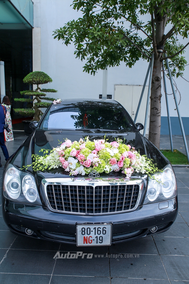 Hàng độc Rolls-Royce Phantom Lửa Thiêng tái xuất tại lễ ăn hỏi Hoa hậu Thu Ngân - Ảnh 2.