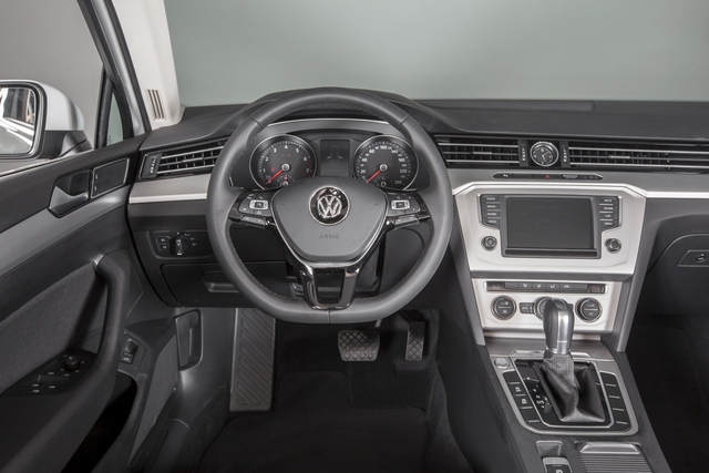Cận cảnh VW Passat Bluemotion, đối thủ Toyota Camry, có giá 1,450 tỷ Đồng tại Việt Nam - Ảnh 6.