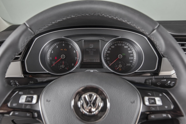 Cận cảnh VW Passat Bluemotion, đối thủ Toyota Camry, có giá 1,450 tỷ Đồng tại Việt Nam - Ảnh 8.