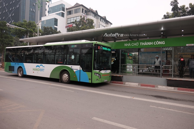 Sáng nay xe bus nhanh BRT chính thức hoạt động, đường thông hè thoáng - Ảnh 1.