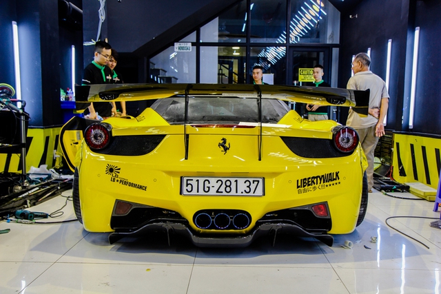 Cận cảnh siêu phẩm Ferrari 458 Italia độ Liberty Walk đầu tiên tại Việt Nam - Ảnh 11. Cận cảnh siêu phẩm Ferrari 458 Italia độ Liberty Walk đầu tiên tại Việt Nam - Ảnh 11.