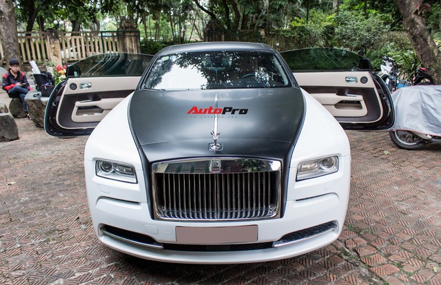 Rolls-Royce Wraith đổi màu theo phong cách gấu trúc tại Hà Nội - Ảnh 1.