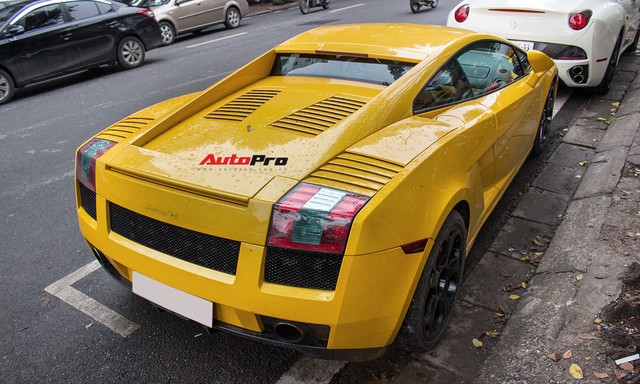 “Bò già” Lamborghini Gallardo 13 năm tuổi mất sạch logo xuất hiện tại Hà Nội - Ảnh 3.