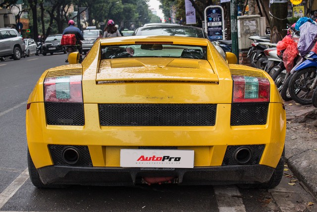 “Bò già” Lamborghini Gallardo 13 năm tuổi mất sạch logo xuất hiện tại Hà Nội - Ảnh 4.