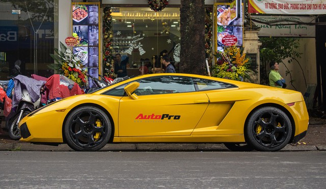 “Bò già” Lamborghini Gallardo 13 năm tuổi mất sạch logo xuất hiện tại Hà Nội - Ảnh 2. “Bò già” Lamborghini Gallardo 13 năm tuổi mất sạch logo xuất hiện tại Hà Nội - Ảnh 2.